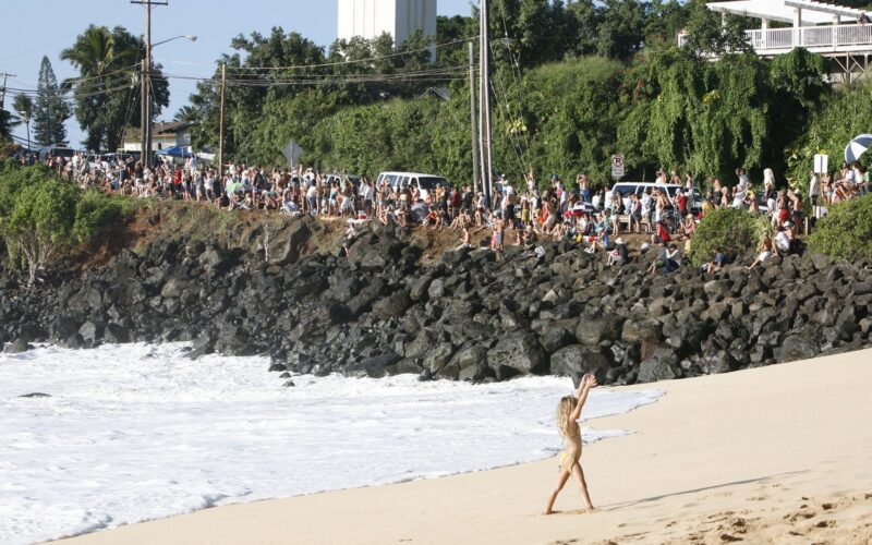 Crowds at Waimea Bay on Eddie day, December 2009.