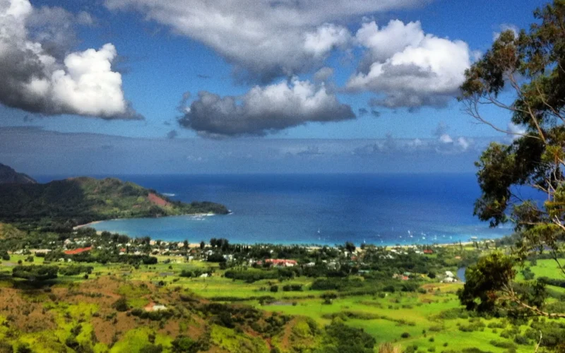 Hanalei town and Hanalei Bay seen from above on Kauaʻi