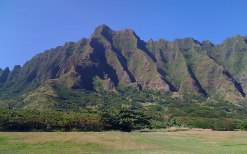 The green, fluted Koʻolau Mountains on windward Oʻahu